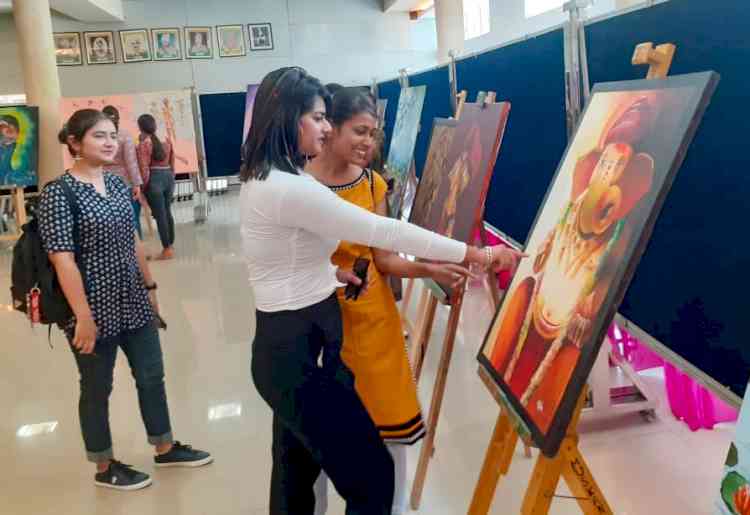 कुलपति ने किया विजुअल आर्ट्स विभाग के विद्यार्थियों की कलाकृतियों की प्रदर्शनी का उद्घाटन