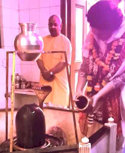 Priyanka Gandhi offers prayers at Shiva temple in Delhi
