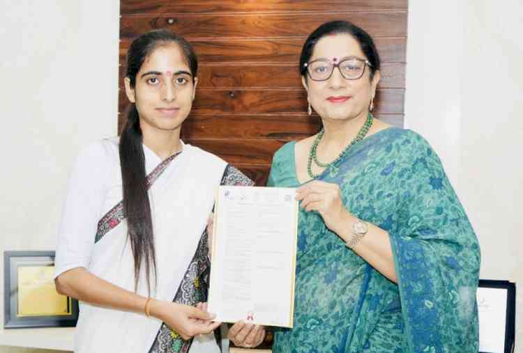 KMV Principal Prof.Atima Sharma Dwivedi felicitate Spardha on receiving Copyright letter from Copyright Office, GoI
