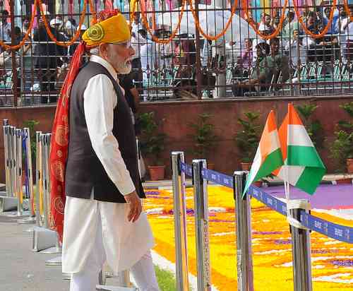 PM Modi wears bandhani print Rajasthani headgear for I-Day celebrations
