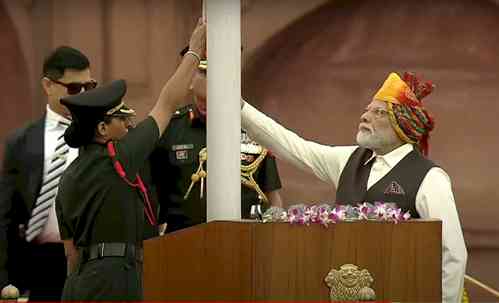 PM Modi hoists Tricolour at Red Fort