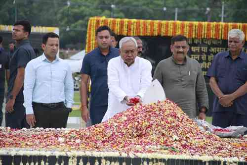Nitish Kumar pays tribute to Atal Bihari Vajpayee