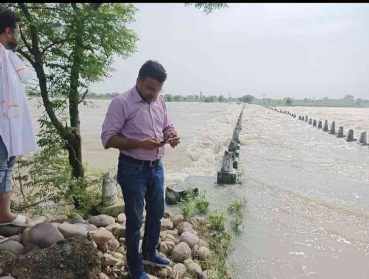 Along with the NDRF, the Indian Army and the Air Force deployed  to evacuate people trapped in excess water being released from pong  dam : DC