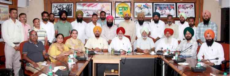 PAU assures chilli growers of Ferozepur and Kapurthala of exploring lucrative marketing possibilities; collective farming is the key: VC Dr Gosal