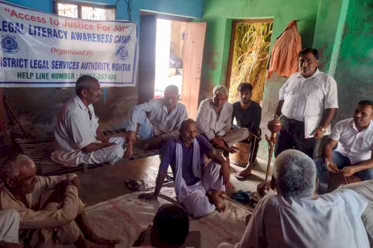 गांव बालंद में कानूनी जागरूकता शिविर आयोजित।