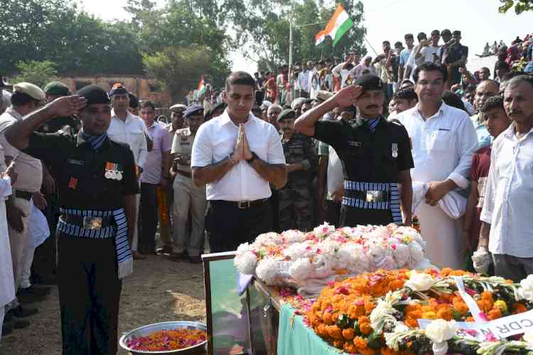 उपायुक्त अजय कुमार ने मुख्यमंत्री मनोहर लाल की ओर से पार्थिव शरीर पर पुष्प चक्र अर्पित कर शहीद अंकित कुंडू को श्रद्धांजलि दी