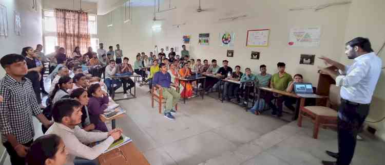 बधिरों के लिए शुरू किए गए टेक्निकल प्रोग्राम की जानकारी दी