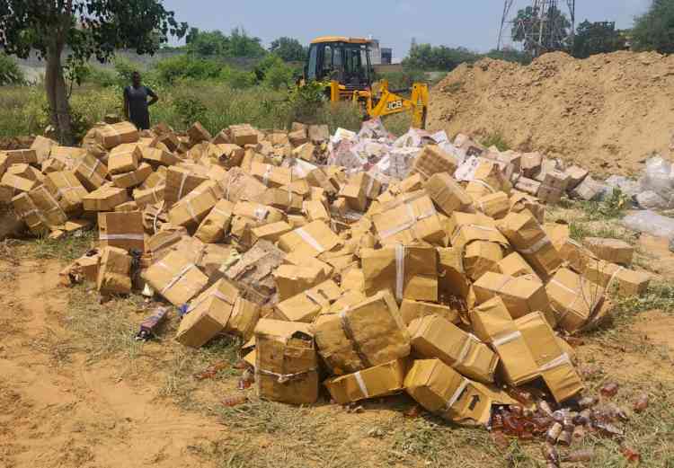 थाना महम पुलिस द्वारा शराब की 8518 बोतलों को किया गया नष्ट