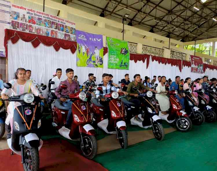 Kinetic Green delivers 200 electric two-wheelers to Madhya Pradesh Government to felicitate state school toppers