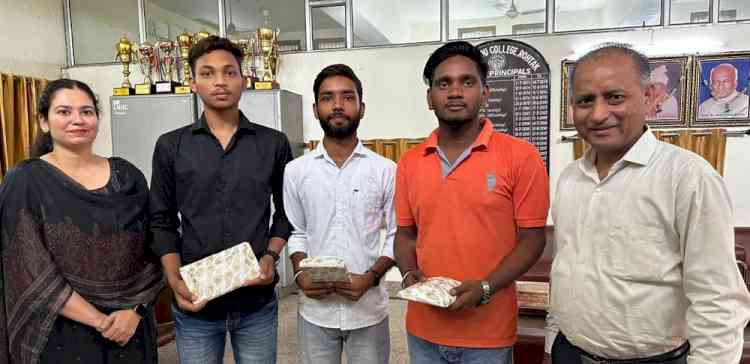 जिला स्तरीय रील मेकिंग प्रतियोगिता में हिंदू कॉलेज के यश, अमन व केशव ने बाजी मारी