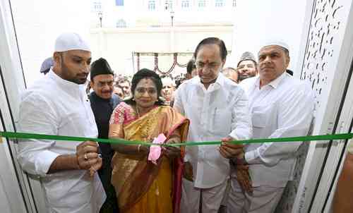 Melting of Ice: KCR, Governor display unusual bonhomie