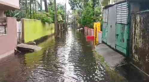 Flood-like situation in Bengal’s Jalpaiguri, river water starts entering town