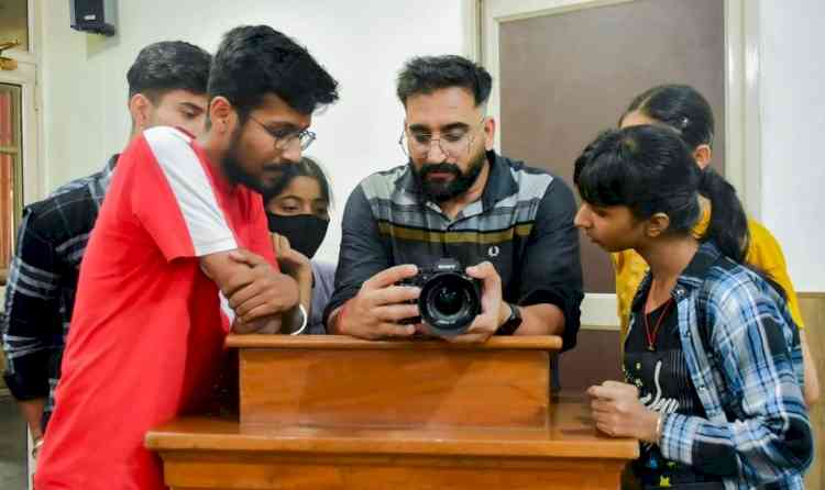 दोआबा कालेज में फोटोग्राफी वर्कशाप आयोजित