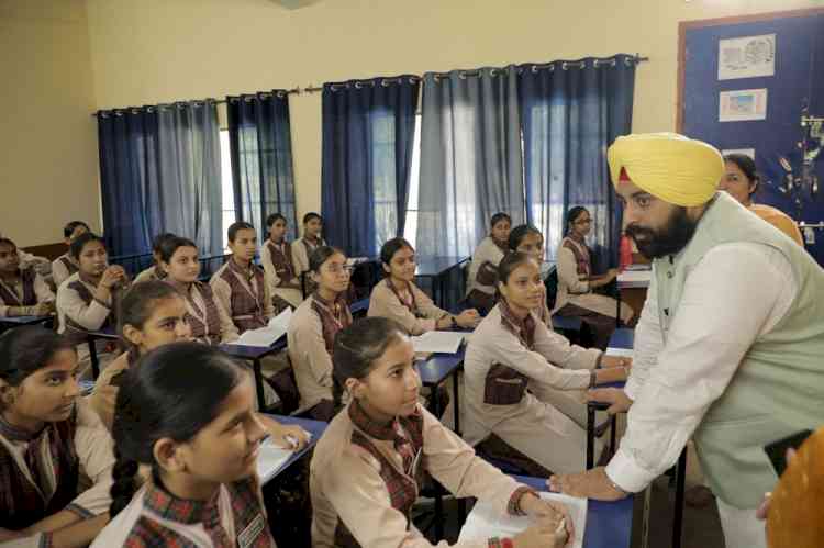 Education Minister conducts surprise checking at government schools 