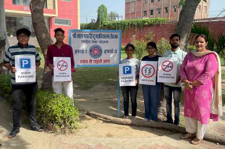 हिंदू कॉलेज में सड़क सुरक्षा अभियान चलाकर किया जागरूक