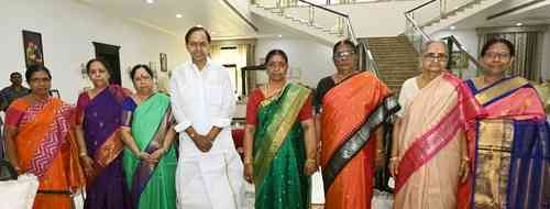 Raksha Bandhan: Sisters tie rakhi to T'gana CM KCR (Ld)