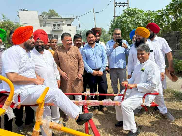 सांसद मनीष तिवारी ने ज्ञानी जैल सिंह नगर में किया ओपन एयर जिम का उदघाटन 