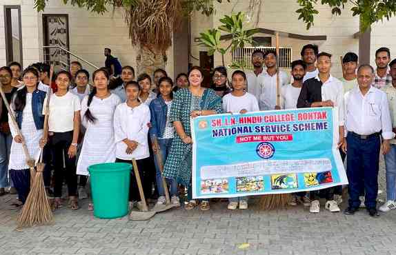 हिंदू कॉलेज में स्वच्छता व वृक्षारोपण अभियान चलाया