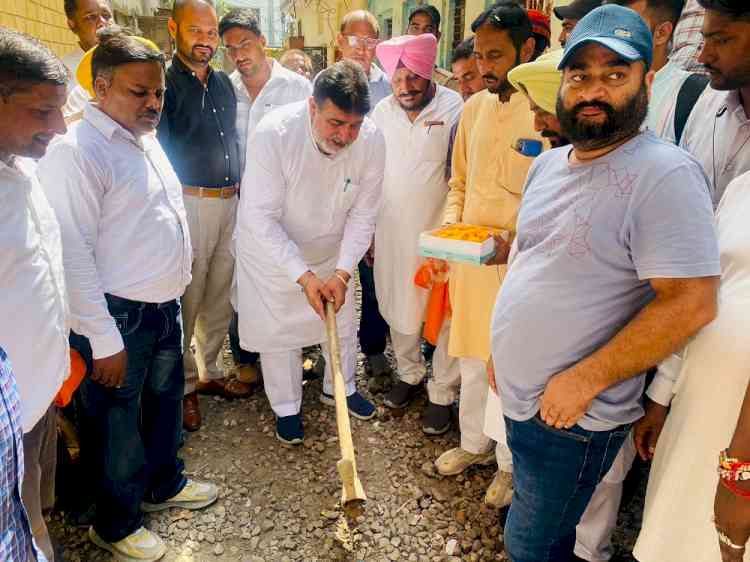 MLA Prashar kick starts work to reconstruct streets in Vijay Nagar area 