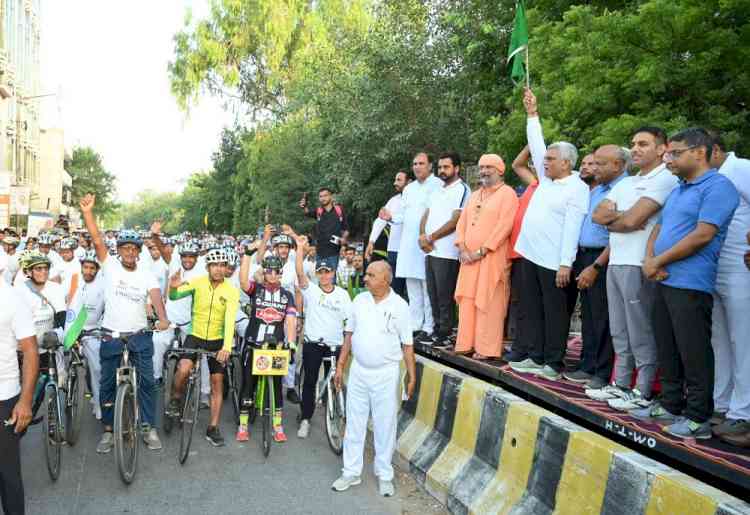 भाजपा प्रदेश उपाध्यक्ष मनीष ग्रोवर ने हरी झंडी दिखाकर साइकिल रैली को रवाना किया