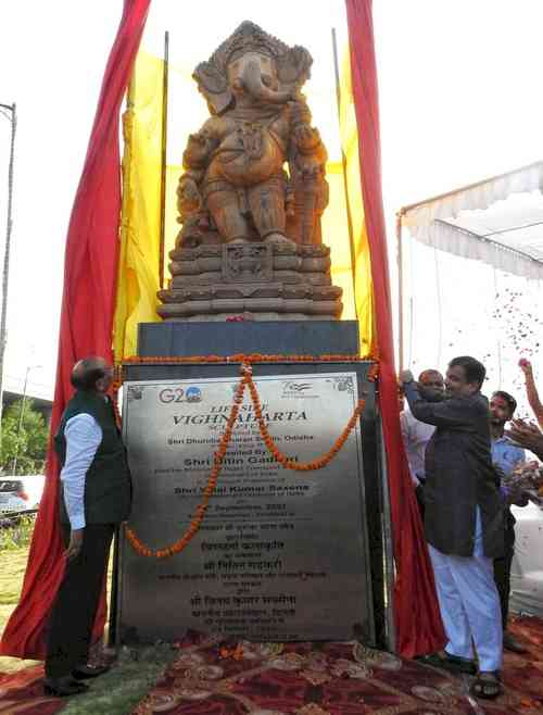 Gadkari unveils Vighnaharta sculpture in Delhi