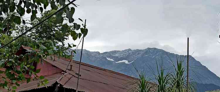 First Snowfall in Dhauladhar: Temperature Drops in the Area