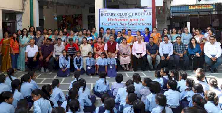 शिक्षक दिवस समारोह में शिक्षकों को सम्मानित किया।