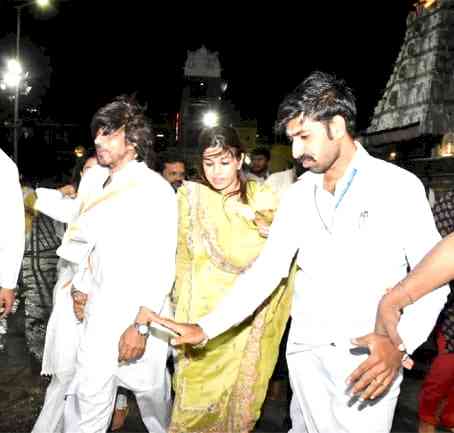 Shah Rukh Khan offers prayers at Tirumala temple