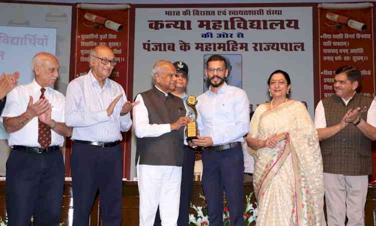 On the occasion of 'World Entrepreneurship Day', Dr. Rohan Bowry honoured with 'Young Ophthalmologist of Jalandhar' award