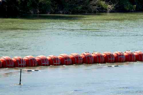 Texas ordered to remove floating barriers on US-Mexico border river