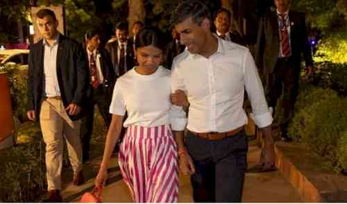 Rishi Sunak strolls on Delhi streets with wife Akshata Murthy