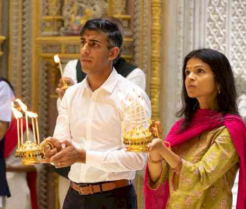 UK PM Rishi Sunak visits Akshardham temple