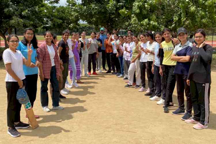 फ्रेंडली क्रिकेट मैच में एमए तीसरे सेमेस्टर की टीम ने एमए प्रथम सेमेस्टर की टीम को हराया।