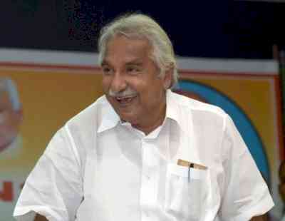 Vijayan, Satheesan spar over solar scam accused's fake case against Oommen Chandy