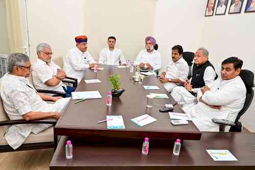 Cong discusses ticket distribution, campaign & social media strategies for Raj poll