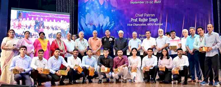 ज्ञान और कौशल का उपयोग सामाजिक तथा सामुदायिक सरोकारों के लिए नहीं किया जाए, तो वो शिक्षा-ज्ञान अपूर्ण हैः कुलपति प्रो. राजबीर सिंह