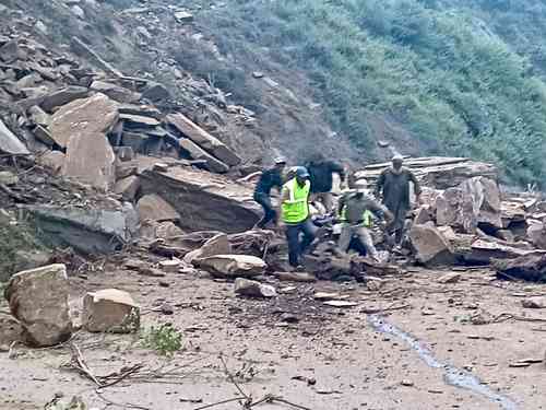 4 dead after landslide hits truck on Jammu-Srinagar highway