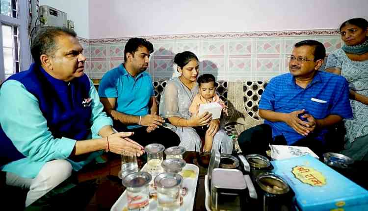 Kejriwal alongwith Arora visits Kanav who got new life support