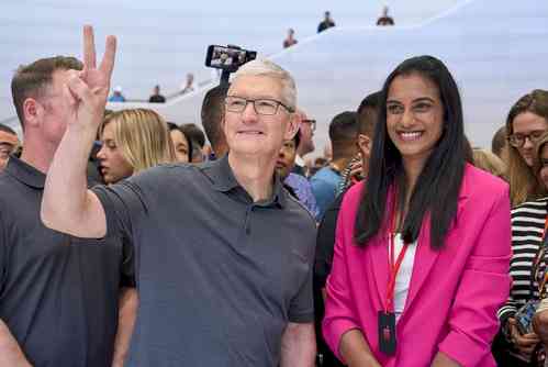 PV Sindhu meets Tim Cook, offers badminton match to Apple CEO