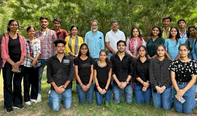 गुजवि के जनसंचार विभाग में हिंदी दिवस पर नुक्कड़ नाटक और प्रश्नोत्तरी प्रतियोगिता आयोजित