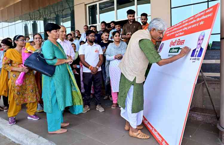 हिन्दी सिर्फ हमारी भाषा ही नहीं, हमारी पहचान भी हैः कुलपति प्रो. राजबीर सिंह