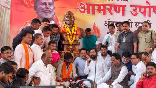 Maratha leader breaks 17-day fast, with a glass of juice from CM