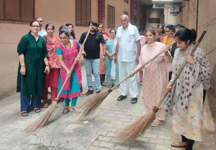 स्वच्छता पखवाड़े के तहत विद्यार्थियों ने कॉलेज प्रांगण व आसपास चलाया सफाई अभियान