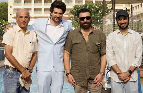 Sunny Deol gave the clap for son Rajveer’s first shot in ‘Dono’