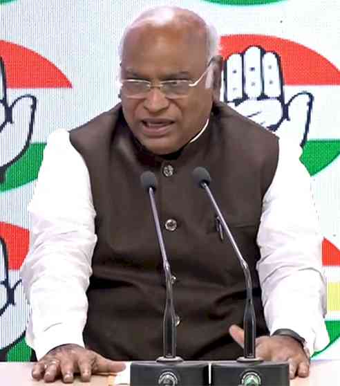 Modi govt a 'complete failure' on all important fronts: Kharge at CWC