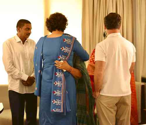 Sonia, Rahul & Priyanka console Gaddar’s family