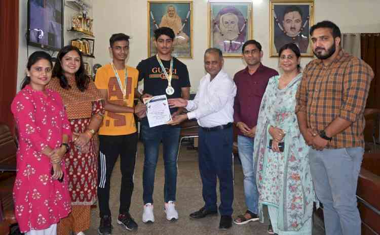 ओपन नेशनल ताइक्वांडो चैंपियनशिप में हिंदू कॉलेज के छात्र रुद्राक्ष ने जीता स्वर्ण पदक