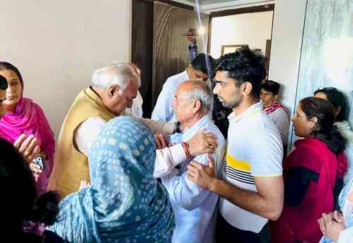 Hooda visits family of Anantnag martyr Major Dhonchak