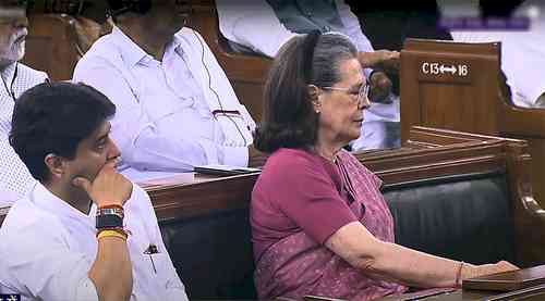 Scindia talks to Sonia in Parliament’s Central Hall