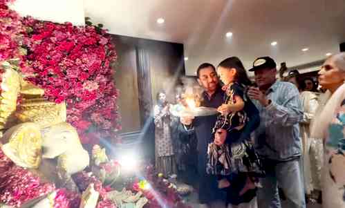 Salman Khan performs Ganesh aarti with niece